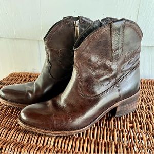 Gorgeous Italian-made Vero Cuoio Western-style Side-zip Cowboy Bootie
